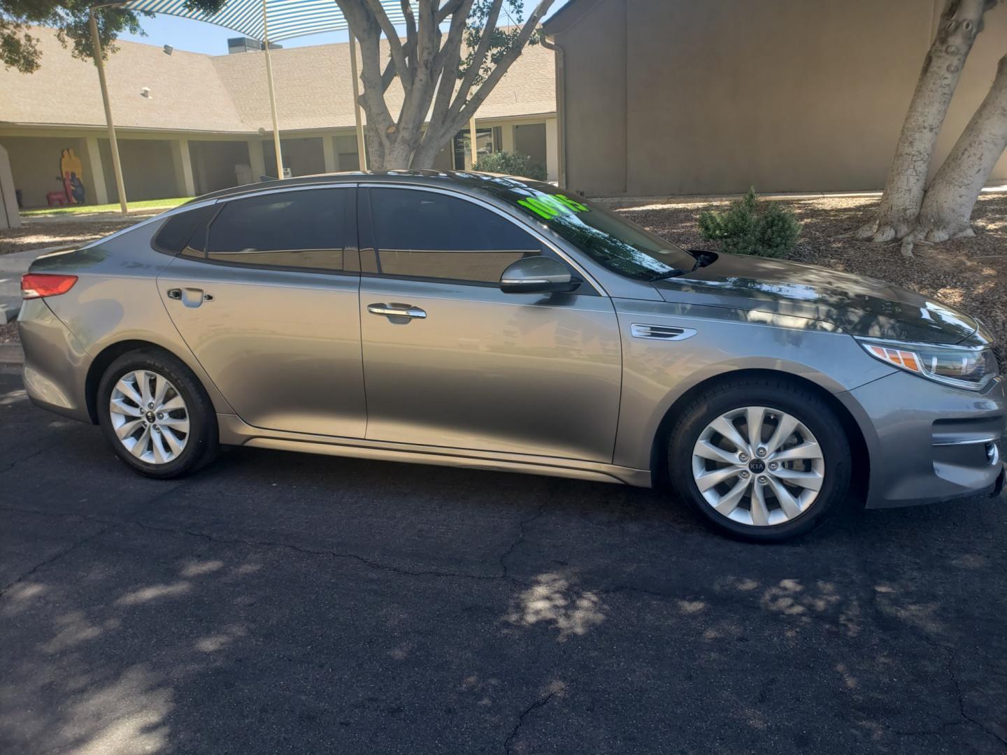 2016 /gray and black Kia Optima ex (5XXGU4L3XGG) with an 2.4L L4 DOHC 16V engine, 6-Speed Automatic transmission, located at 323 E Dunlap Ave., Phoenix, AZ, 85020, (602) 331-9000, 33.567677, -112.069000 - 2016 Kia Optima EX,........EXCELLENT condition, ......ONLY 97K MILES!!!! ......A Real Must See!!.... No accidents, Power everything, Touch screen stereo, Phone sync, Bluetooth, Back up camera, Satellite compatible, Navigation, Ice cold ac front and rear, Clean Gray and Black interior with Black leat - Photo#4